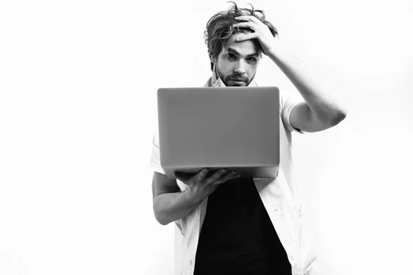 Baard Kaukasische arts of postdoctorale student met laptop in masker — Stockfoto