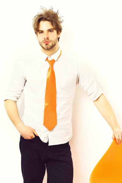Macho caucásico en corbata naranja ácida — Foto de Stock