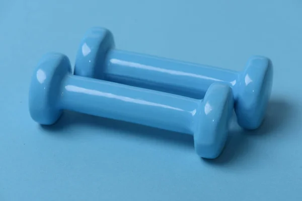 Manubri in plastica blu su sfondo blu — Foto Stock