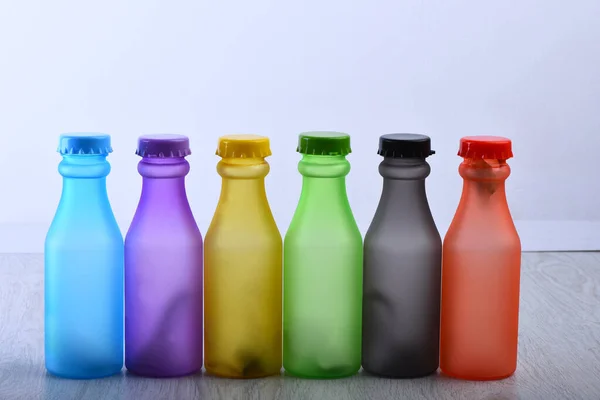 Набор бутылок разного цвета. Ряд разноцветных напитков — стоковое фото