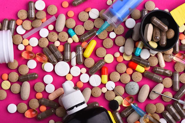 Marco hecho de píldoras y cápsulas puestas por todas partes — Foto de Stock