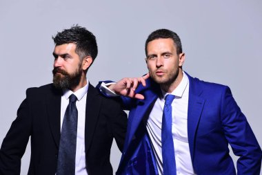 İş başarısı ve işbirliği konsepti. Meraklı yüzlü iş adamları