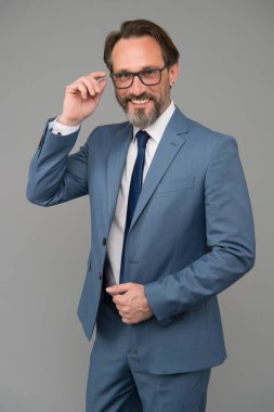 Zeki hoca gözlük öğretmeni, deneyimli eğitimci konsepti.