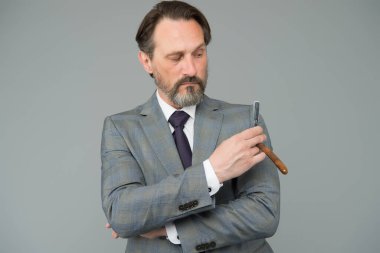 Jilet gibi tıraş olan sakal, berber salonu konsepti.