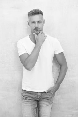 Kararını ver. Aklında bir şey var. Düşünme konsepti. Olgun erkek düşüncesi. Sorunların üstesinden gel. Psikolojik kriz. Olgun adam beyaz gömlek giyiyor şık görünüyor. Çözüm bulmayı düşünüyorum. Karar ver.