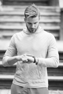 Bileğinden kalp atışlarını izliyorsun. Atletizm kontrol saati. Yakışıklı sporcu akıllı saat kullanır. Fitness takibi. İzleme mesafesini ve adımlarını izle. Antrenman takip cihazı ve saat. Spor teknolojisi