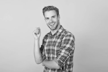 Yakışıklı bir manken portresi. Karizmatik bir adam kareli gömlek giyiyor. Ekose gömlekli adam kolları bağlı duruyor. Mükemmel saç stili. Erkek berber dükkanında tımar yapıyor. moda modası görünümü