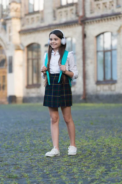 Menina despreocupada feliz criança de volta à escola ouvir música, conceito de educação formal — Fotografia de Stock