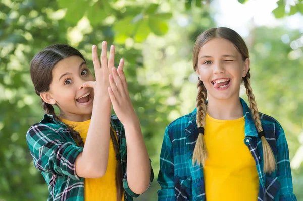 Zusammen verrückt spielen. Zeit miteinander verbringen und Spaß haben. Beste Schulfreunde. Konzept der Freundschaft. kleine fröhliche Mädchen im karierten Hemd. Freizeitmode für Kinder. Kinderglück. Glücklicher Kindertag — Stockfoto