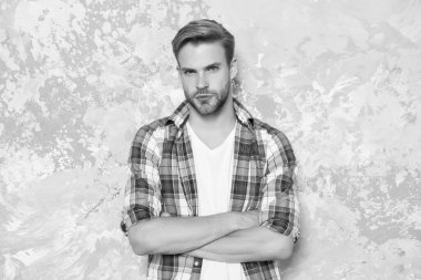 Kendine güven ve kişisel tarzın için gardırop. Kendine güvenen adam kollarını kavuşturur. Yakışıklı adamın kendine güveni tam. Kendine güvenen bir dolap. Erkek giyim mağazası. Sıradan bir tarz. Moda modası. Kendinden emin ve rahat hissediyorsun.