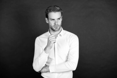 Şık ve zarif. Yakışıklı, esmer bir geçmişi var. Klasik tarzda bir adam. Tıraşsız sakallı, beyaz bir adam. Ciddi bir genç adam. Bekar ya da bekar. Moda ve tarz