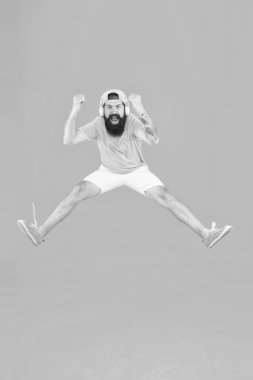 Canlandırıcı müzik. DJ neşeli adam. Partiye katıl. Adam müzik dinliyor kablosuz kulaklıklar hareket halinde. Sakallı adam müzikten hoşlanıyor. Hippi dansı, zıplayan kulaklıklar. İlham verici bir şarkı. Müzik kitaplığı