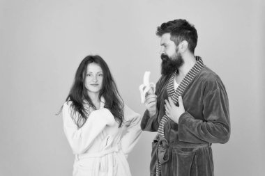 Sağlığa iyi gelir. Sağlıklı kahvaltı. Sabah rutini. Yemek paylaşıyoruz. Sağlıklı yiyecekler. Birkaç uykulu yüz ev kıyafetleri muz yer. Bornozlu bir çift. Karantinada hayatta kalan danışmanlık ilişkileri