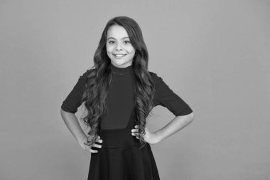 Şanslı hissediyorum. Mükemmel bir kız. Olumlu duygular. Portakal rengi gülümseyen genç kız. Uzun kıvırcık saçlı bir çocuk. Okula dönelim. İyimser bir kavram. İyi titreşimler. Mutlu bir çocukluk. Sağlıklı gülümseme