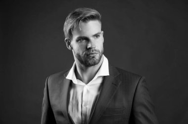 Şık damat. Modaya uygun başarılı iş adamı. İş adamı yakışıklı, çekici bir ofis çalışanı. Adam şık bir takım elbiseyle siyah arka plan yapmış. İş adamı yaşam tarzı. Yakışıklı adam.