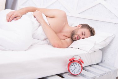 Sabahın köründe uyanan adam çalar saati, derin uyku konsepti