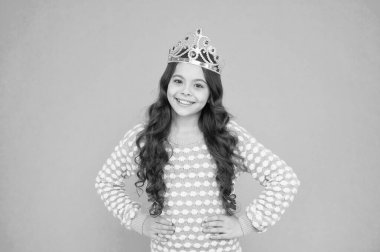 Bugün prenses olmak istiyorum. Küçük prenses gülüşü mavi arka plan. Prenses kız taç takıyor. Güzel bakışlı mutlu prenses. Kuaför salonu. Moda aksesuarları ve tarzı. Harika ve piliç