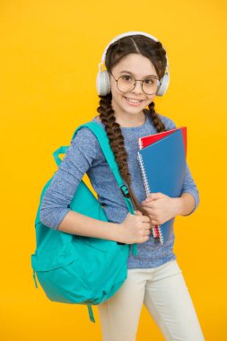 Dersi bırakma. Küçük kız kulaklık takıyor. Mutlu çocuk okula geri döndü. Özel ders. Dinleme becerileri. Müzik dersi. Dil okulu. İngilizce öğrenme kursları
