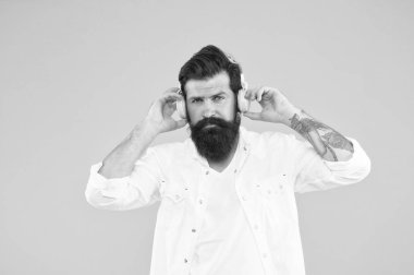 Yakışıklı adam müzik dinler. Sakallı adam kulaklık takıyor. Yaz hit şarkılar listesi. Vahşi hipster ses kitabı okuyor. En sevdiği şarkı. Sarı arka planda manken. Kulaklıkta olgun dj