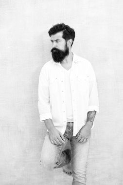 Moda kıyafetleri. Çekici adam duvar arkaplanı. Yaz modası. Sakallı manken kıyafeti. Moda modeli. Sakallı, olgun, yakışıklı hippi beyaz gömlek giyiyor. Yaz koleksiyonu. Erkek giyim konsepti