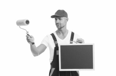 Yararlı ipuçları. Tebeşir tahtası kopyalama alanı. Boya kayıyor. Dekoratör boya silindiri tutuyor. Yenileme ve yeniden dekore etme. Profesyonel ekipmanlar. Olgun bir adam. Duvar boyacısı. Boya dükkanı. Yenileme ve onarım