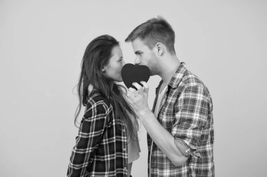Gizli öpücük. Samimiyet. Erkek ve kız romantik bir randevu. Birbirine aşık bir çift. Seksi çift damalı gömlekler. Aşk dolu bir kalp. Gerçek duygular. Şehvetli çift, kırmızı kalp. Sevgililer günün kutlu olsun. Aşk ve romantizm