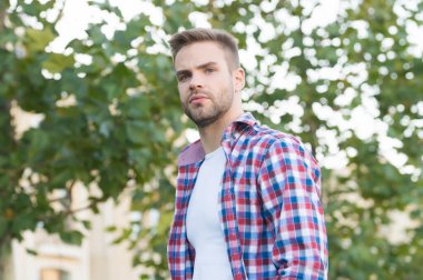 Yaz geldi. Yazın açık havada yakışıklı bir adam. Yaz modası. Sıradan bir tarz. Modern yaşam tarzı. Erkekler için moda bir gardırop. Şık trendler. Erkek giyim mağazası