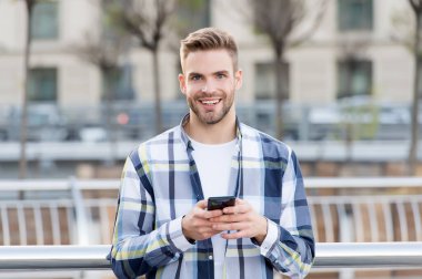 İletişimi kolaylaştırıyor. Mutlu adam dışarıda akıllı telefon kullanıyor. Mobil iletişim. Sohbet ve sohbet. İletişim teknolojisini kullanarak. Modern hayat. Mesaj, e-posta ve anlık mesajlaşma