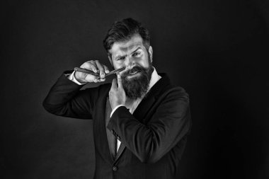 El traşı. Sakallı adam yüz kıllarını siyah arka planda tıraş ediyor. İş adamı traş aletini tutar. Usta berberden profesyonel tıraş. Jiletle tıraş oluyorum. Berber dükkanı.