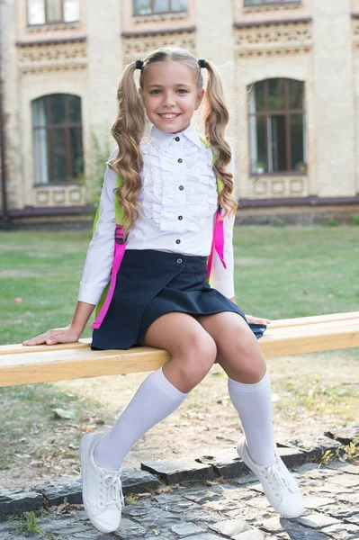 Niña alumna de primaria feliz de ir a la escuela, concepto de educación formal — Foto de Stock