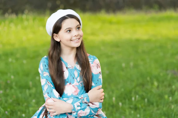 Sofisticato fashionista bambina indossare berretto cappello e fantasia vestito sfondo natura, concetto di ispirazione moda — Foto Stock