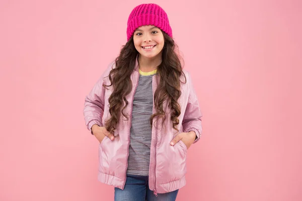 Το φθινόπωρο είναι εδώ. Χαρούμενο παιδικό χαμόγελο ροζ φόντο. Κοριτσάκι σε φθινοπωρινό στυλ. Μοντέρνα φθινοπωρινή μόδα. Κομψές τάσεις. Παιδικά ρούχα. Κατάστημα ρούχων. Ήρθε η ώρα να ερωτευτείς την ντουλάπα σου. — Φωτογραφία Αρχείου
