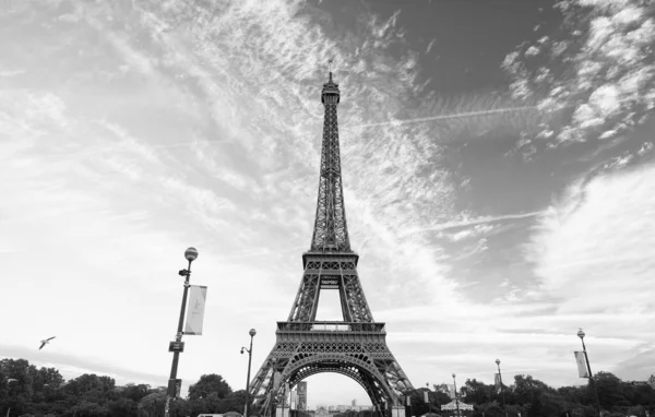 Paris, Frankreich - 29. September 2017: Eiffelturm am wolkenverhangenen blauen Himmel. Architekturtouristische Attraktion. Symbolträchtiges Wahrzeichen. Reiseziel. Architektur und Struktur. Symbol des Kapitals — Stockfoto