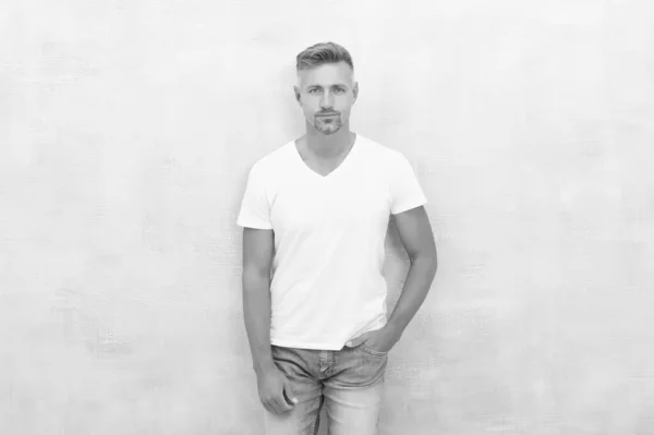 Modèle de mode dans des vêtements de style décontracté. Homme portant un t-shirt blanc. chemise rend l'homme plus à la mode. homme macho réussi. être sexy cette saison. L'élégance reste à la mode — Photo