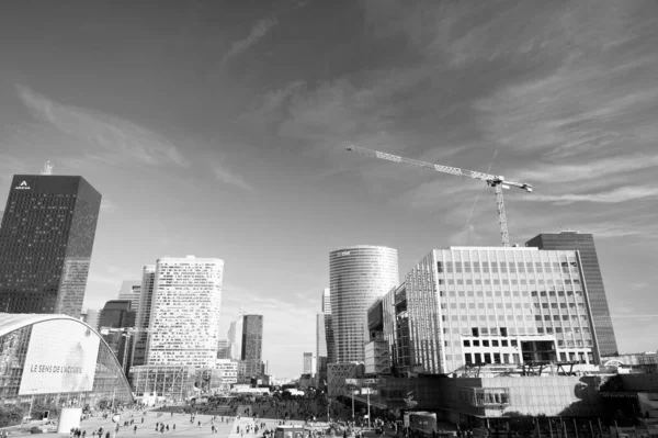 Paris, Fransa - 29 Eylül 2017: La Defense bölgesinde. Modern cam mimarisi. Mimari turist cazibesi. Yüksek inşaat binası. Ticaret Bölgesi