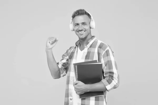 Best online learning platforms to explore. Man listening online lecture. Online courses for remote learning during quarantine. Adult student listen music. Guy wear headphones. Infinity learning — Stock Photo, Image