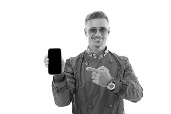 Mögen Sie dieses Telefon? Geschäftsmann zeigt mit dem Finger auf Handy. Schöner Mann hält Telefon isoliert auf weiß. Geschäftskommunikation. 3G. 4G. Mobiles Gerät. Niemals allein mit dem Handy — Stockfoto