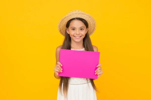 Sólo mira aquí. Feliz día de los niños. hoja de papel para espacio de copia. actividad de verano en el campamento. anuncio de vacaciones para el niño. niña pequeña usa sombrero de playa de paja. moda y belleza. felicidad infantil —  Fotos de Stock