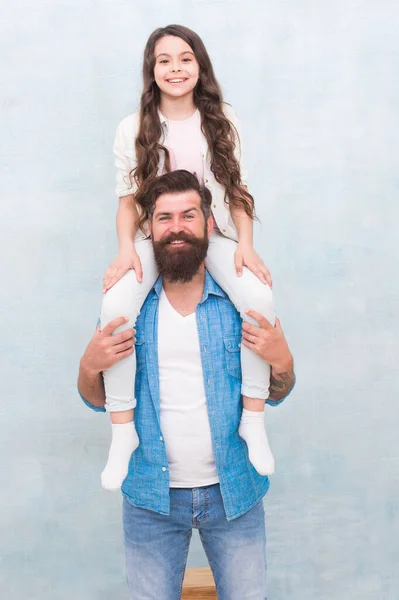 Sé feliz y sonríe. Feliz familia, diviértanse juntos. Padre a cuestas hija pequeña. Hombre barbudo y niño pequeño. Jugando y forcejeando. Felicidad y alegría. Si te hace feliz, hazlo. — Foto de Stock