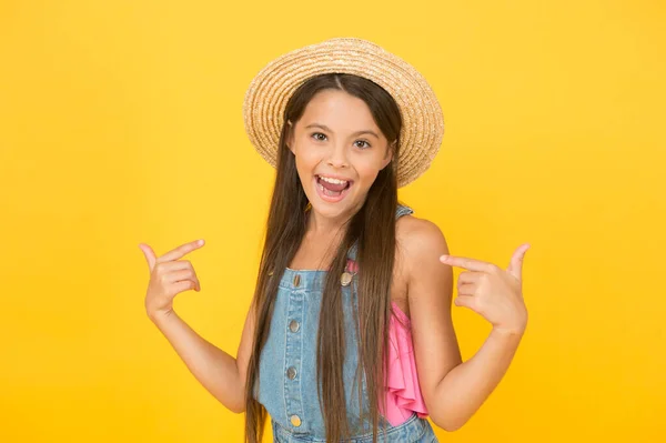 Chica vestida a la moda. Disfrutando las vacaciones. Buenas vibraciones. Estilo playa. Belleza en sombrero. Retrato de chica alegre feliz en el fondo amarillo sombrero de verano. Un atuendo elegante. Moda de verano. Vacaciones de verano —  Fotos de Stock