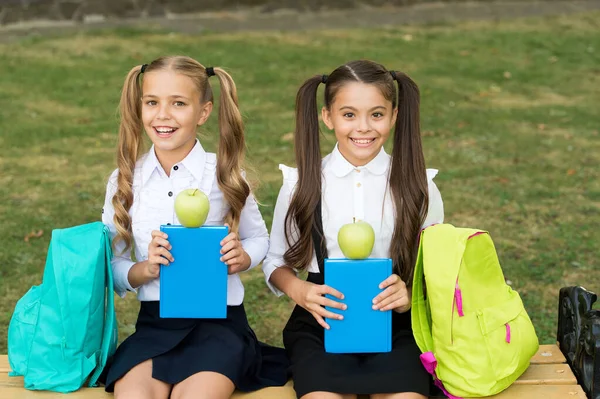 Somos vegetarianos. Crianças felizes segurar maçãs verdes ao ar livre. Comer frutas para lanche. Comida vegetariana. Intervalo escolar. Dieta vegetariana. Nutrição vegetariana saudável. Para uma melhor saúde — Fotografia de Stock