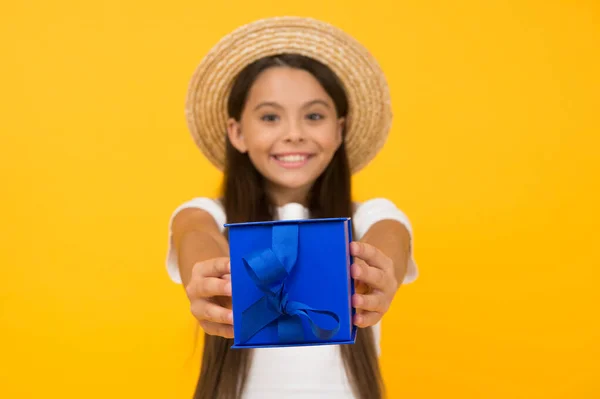 Regalo envuelto caja decorada en manos de niña linda, concepto de sorpresa de cumpleaños —  Fotos de Stock