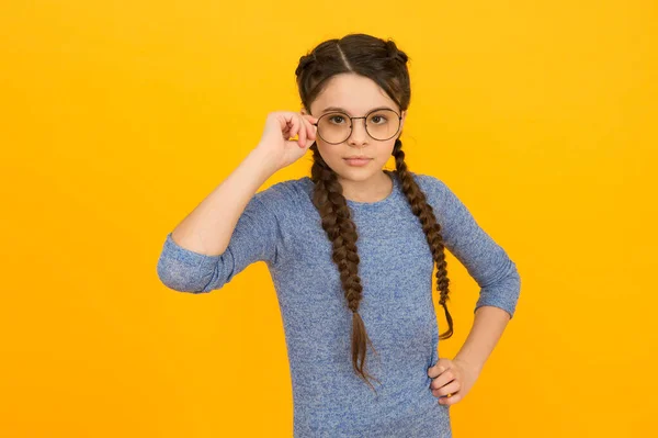 Die Wahl trendige Brille perfekt für ihren Stil. Kleines Kind trägt Brille gelben Hintergrund. Kleines Mädchen im lässigen Stil. Modestil. Stilvolle Brillen. Beauty-Look. Friseursalon. Spannender Stil — Stockfoto