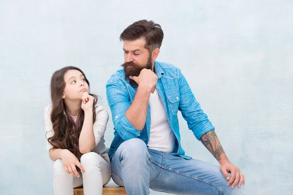 El amor te hace familia. Niña y barbudo se miran el uno al otro. Relación amorosa entre padre e hija pequeña. Sensación de amor y seguridad. Confianza y cuidado. Relación familiar —  Fotos de Stock