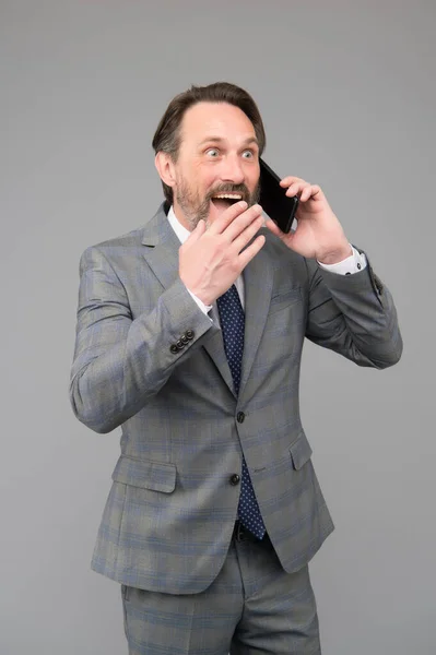 Επαγγελματική συνομιλία άνθρωπος κινητό τηλέφωνο, απίστευτο έννοια της πληροφορίας — Φωτογραφία Αρχείου