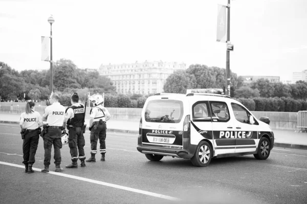 Paris, França - 29 de setembro de 2017: estrada de bloqueio de carro da polícia. Agentes da polícia de trânsito. Veículo patrulha. Posto de controlo de trânsito. Controlo rodoviário e prevenção do terrorismo — Fotografia de Stock