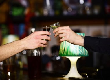 Erkek eller alkol ile tezahürat yapar bulanık bar arka planında.
