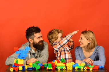 Ebeveynler ve çocuklar oyun odasında. Neşeli yüzlü bir aile