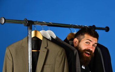 Tasarımcı elbise askılarının arasına saklanır..