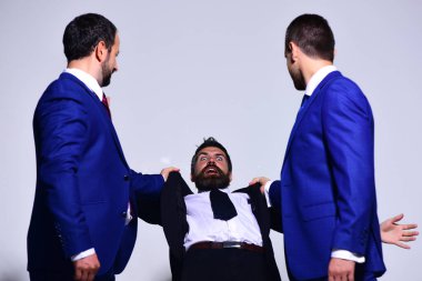 Şirket liderleri liderlik için savaşır. Ürkek yüzlü iş adamları.